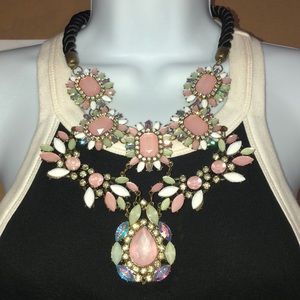 Statement necklace. Bib choker.